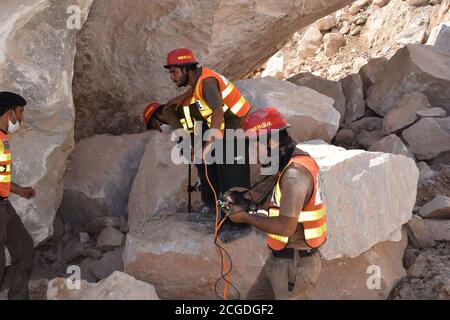 Peshawar, Pakistan. September 2020. Rettungskräfte arbeiten am 8. September 2020 an der Beseitigung der Leiche des Erdrutsches durch Ziarat Marmor am berühmten Berg Mohmand Distrikt Tehsil Ziarat Pahar in Peshawar, Pakistan. (Foto: Hussain Ali/Pacific Press/Sipa USA) Quelle: SIPA USA/Alamy Live News Stockfoto