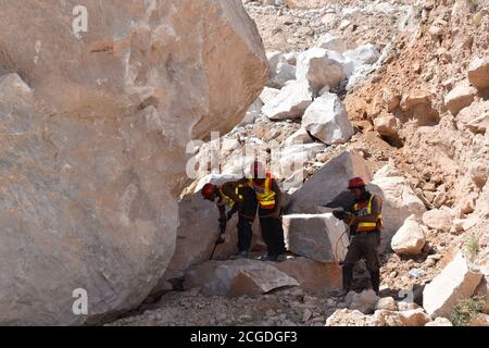 Peshawar, Pakistan. September 2020. Rettungskräfte arbeiten am 8. September 2020 an der Beseitigung der Leiche des Erdrutsches durch Ziarat Marmor am berühmten Berg Mohmand Distrikt Tehsil Ziarat Pahar in Peshawar, Pakistan. (Foto: Hussain Ali/Pacific Press/Sipa USA) Quelle: SIPA USA/Alamy Live News Stockfoto