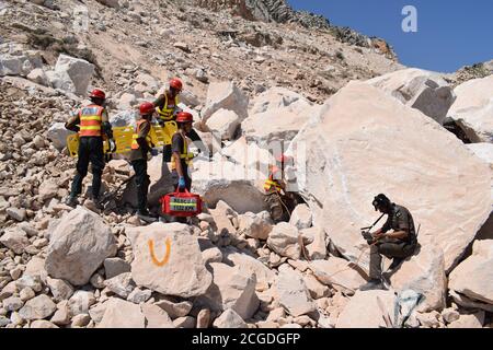 Peshawar, Pakistan. September 2020. Rettungskräfte arbeiten am 8. September 2020 an der Beseitigung der Leiche des Erdrutsches durch Ziarat Marmor am berühmten Berg Mohmand Distrikt Tehsil Ziarat Pahar in Peshawar, Pakistan. (Foto: Hussain Ali/Pacific Press/Sipa USA) Quelle: SIPA USA/Alamy Live News Stockfoto