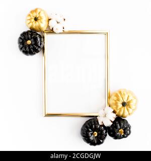 Goldrahmen verziert mit schwarzem und goldenem Halloween Kürbis mit Platz für Text. Isoliert auf weißem Hintergrund. Flach liegend, Draufsicht. Stockfoto