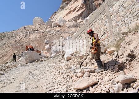 Peshawar, Pakistan. September 2020. Rettungskräfte arbeiten am 8. September 2020 an der Beseitigung der Leiche des Erdrutsches durch Ziarat Marmor am berühmten Berg Mohmand Distrikt Tehsil Ziarat Pahar in Peshawar, Pakistan. (Foto: Hussain Ali/Pacific Press/Sipa USA) Quelle: SIPA USA/Alamy Live News Stockfoto