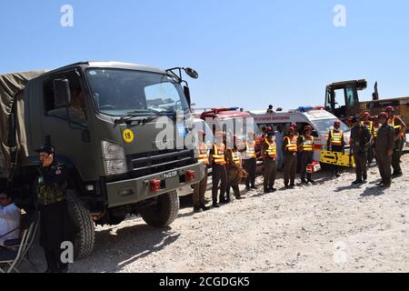 Peshawar, Pakistan. September 2020. Rettungskräfte arbeiten am 8. September 2020 an der Beseitigung der Leiche des Erdrutsches durch Ziarat Marmor am berühmten Berg Mohmand Distrikt Tehsil Ziarat Pahar in Peshawar, Pakistan. (Foto: Hussain Ali/Pacific Press/Sipa USA) Quelle: SIPA USA/Alamy Live News Stockfoto