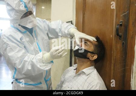 Srinagar, Indien. September 2020. Ein Gesundheitsbeamter, der einen Tupfer von einem Ladenbesitzer in Srinagar nimmt. Der schnelle Antigentest von Ladenbesitzern und Verkäuferinnen wurde in mehreren Märkten von Srinagar City, Indien, am 8. September 2020 durchgeführt. Indiens Coronavirus-Tally übertraf Brasilien, da Indien derzeit die zweithöchste Zahl an bestätigten positiven Fällen weltweit hat. (Foto von Muhammad Manan/Pacific Press/Sipa USA) Quelle: SIPA USA/Alamy Live News Stockfoto