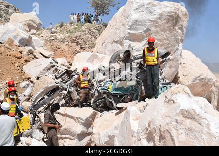 Peshawar, Pakistan. September 2020. Rettungskräfte arbeiten am 8. September 2020 an der Beseitigung der Leiche des Erdrutsches durch Ziarat Marmor am berühmten Berg Mohmand Distrikt Tehsil Ziarat Pahar in Peshawar, Pakistan. (Foto: Hussain Ali/Pacific Press/Sipa USA) Quelle: SIPA USA/Alamy Live News Stockfoto
