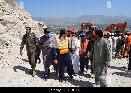 Peshawar, Pakistan. September 2020. Rettungskräfte arbeiten am 8. September 2020 an der Beseitigung der Leiche des Erdrutsches durch Ziarat Marmor am berühmten Berg Mohmand Distrikt Tehsil Ziarat Pahar in Peshawar, Pakistan. (Foto: Hussain Ali/Pacific Press/Sipa USA) Quelle: SIPA USA/Alamy Live News Stockfoto