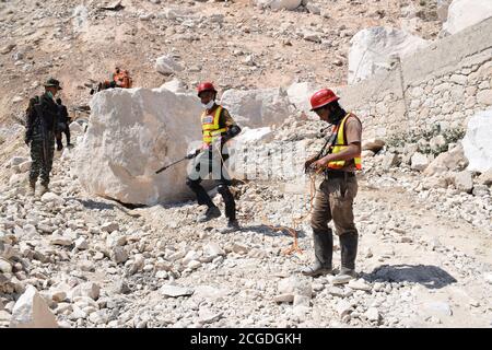 Peshawar, Pakistan. September 2020. Rettungskräfte arbeiten am 8. September 2020 an der Beseitigung der Leiche des Erdrutsches durch Ziarat Marmor am berühmten Berg Mohmand Distrikt Tehsil Ziarat Pahar in Peshawar, Pakistan. (Foto: Hussain Ali/Pacific Press/Sipa USA) Quelle: SIPA USA/Alamy Live News Stockfoto
