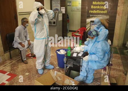 Srinagar, Indien. September 2020. Ein Gesundheitsbeauftragter, der eine Gesichtsmaske trägt, bevor er mit dem Schnellantigen-Test (RAP) von Ladenbesitzern und Verkäufern in Srinagar 19 begann.Indiens Coronavirus-Tally übertraf Brasilien, da indien die zweithöchste Anzahl an bestätigten positiven Fällen weltweit hat. (Foto von Muhammad Manan/Pacific Press/Sipa USA) Quelle: SIPA USA/Alamy Live News Stockfoto