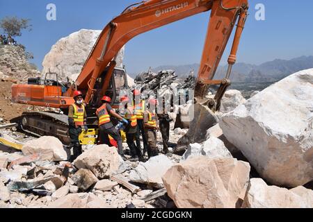 Peshawar, Pakistan. September 2020. Rettungskräfte arbeiten am 8. September 2020 an der Beseitigung der Leiche des Erdrutsches durch Ziarat Marmor am berühmten Berg Mohmand Distrikt Tehsil Ziarat Pahar in Peshawar, Pakistan. (Foto: Hussain Ali/Pacific Press/Sipa USA) Quelle: SIPA USA/Alamy Live News Stockfoto