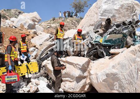 Peshawar, Pakistan. September 2020. Rettungskräfte arbeiten am 8. September 2020 an der Beseitigung der Leiche des Erdrutsches durch Ziarat Marmor am berühmten Berg Mohmand Distrikt Tehsil Ziarat Pahar in Peshawar, Pakistan. (Foto: Hussain Ali/Pacific Press/Sipa USA) Quelle: SIPA USA/Alamy Live News Stockfoto
