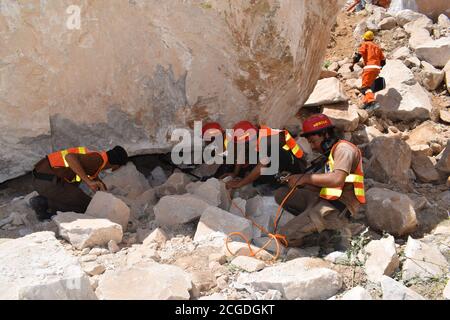 Peshawar, Pakistan. September 2020. Rettungskräfte arbeiten am 8. September 2020 an der Beseitigung der Leiche des Erdrutsches durch Ziarat Marmor am berühmten Berg Mohmand Distrikt Tehsil Ziarat Pahar in Peshawar, Pakistan. (Foto: Hussain Ali/Pacific Press/Sipa USA) Quelle: SIPA USA/Alamy Live News Stockfoto