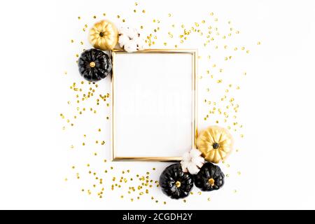 Goldrahmen verziert mit schwarzem und goldenem Halloween Kürbis und Lametta mit Platz für Text. Isoliert auf weißem Hintergrund. Flach liegend, Draufsicht. Stockfoto