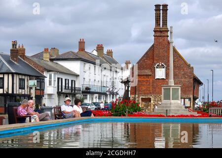 Aldeburgh, Suffolk, Großbritannien - 9. September 2020: Sonniger Herbsttag an der Ostküste von Anglia. Die Moot Hall und der Bootsteich. Stockfoto