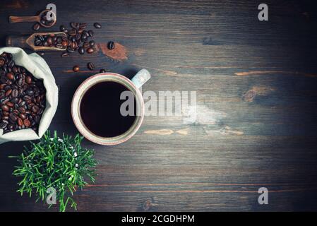 Stillleben mit Kaffee auf Retro-Holzhintergrund. Platz für Text kopieren. Draufsicht. Flach liegend. Stockfoto