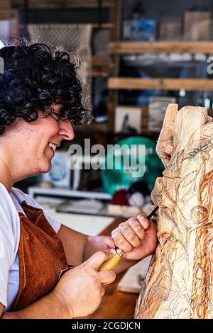 Bildhauerin Schnitzerei Holzfigur. Erste Ebene Stockfoto