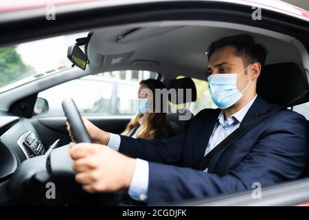 Menschen Fahrgemeinschaften Und Car Sharing Mit Gesichtsmasken Stockfoto