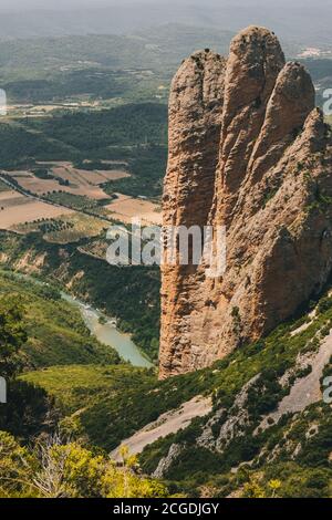 Flussblick von bis zu 300m hoch in den Mallos de Riglos Kalksteinformationen in den Pyrenäen, Huesca, Aragon, Spanien Stockfoto