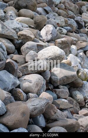 Nahaufnahme eines Stapels großer Kiesel in einem Garten Stockfoto