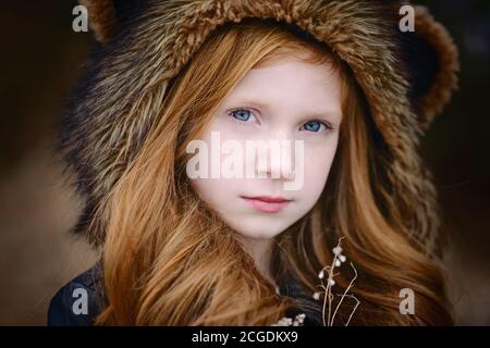 Junge Mädchen Lange Rote Haare Tragen Bear Spirit Hood Stockfoto