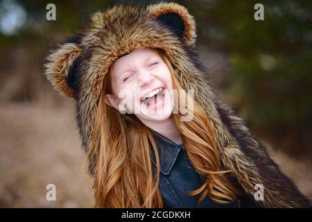 Junge Mädchen Lange Rote Haare Tragen Bear Spirit Hood Stockfoto