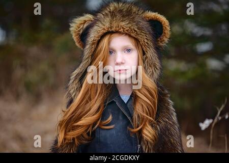 Junge Mädchen Lange Rote Haare Tragen Bear Spirit Hood Stockfoto