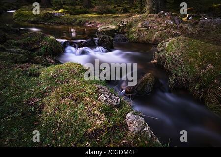 Fluss, Wasserfall, Langzeitbelichtung, Weitwinkelaufnahme Stockfoto