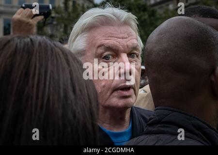 Der Verschwörungstheoretiker David Icke kommt, um eine Rede auf der COVID-Verschwörungstheoretikerdemonstration ‘Unite for Freedom auf dem Trafalgar Square in London zu halten. Stockfoto