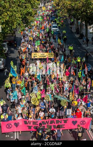 London, Großbritannien. September 2020. Es ist der letzte offizielle Tag der aktuellen Rebellion-Proteste gegen das Aussterben und es wird ein marsch von der Bank zum Parliament Square organisiert. Masken werden im Allgemeinen getragen und soziale Distanzierung praktiziert, da die Lockerung für den Coronavirus-Ausbruch (Covid 19) in London fortgesetzt wird. Kredit: Guy Bell/Alamy Live Nachrichten Stockfoto