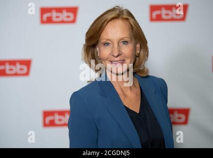 Berlin, Deutschland. September 2020. Patricia Schlesinger, Generaldirektorin des Rundfunks Berlin-Brandenburg (RBB), steht nach der Sitzung des RBB-Rundfunks gut gelaunt vor den Fotografen. Der Generaldirektor wurde bei der Sitzung im Amt bestätigt. Quelle: Paul Zinken/dpa/Alamy Live News Stockfoto