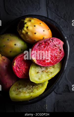 Kaktusbirne (Opuntia ficus-indica) auf schwarzem Hintergrund. Stockfoto