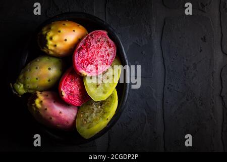 Kaktusbirne (Opuntia ficus-indica) auf schwarzem Hintergrund. Stockfoto