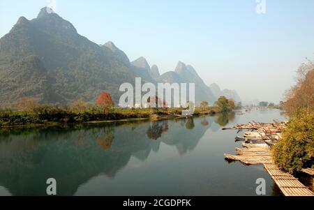 Landschaft Entlang Des Yulong Flusses In Der Nähe Von Yangshuo, Guilin 