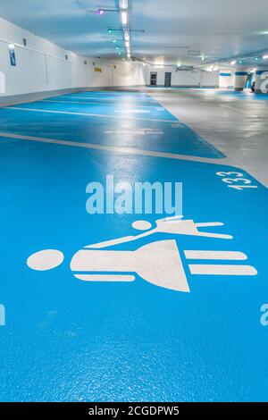 Parkplatz Straßenschild in der öffentlichen Parkgarage - für Mütter mit Kindern reserviert. Selektiver Fokus auf Zeichen. Stockfoto