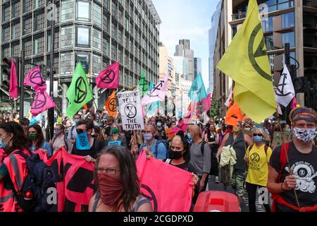 LONDON, ENGLAND, SEPTEMBER 10 2020, Aktivisten der internationalen Klimaschutzgruppe Extinction Rebellion protestieren auf dem Parliament Square am Finale einer geplanten 10-tägigen Übernahme von London (Lucy North) Quelle: MI News & Sport /Alamy Live News Stockfoto