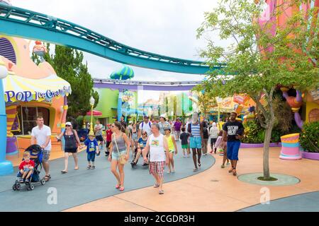 Besucher im Seuss Landing Area innerhalb der Universal Studios Islands Des Adventure Themenparks Stockfoto