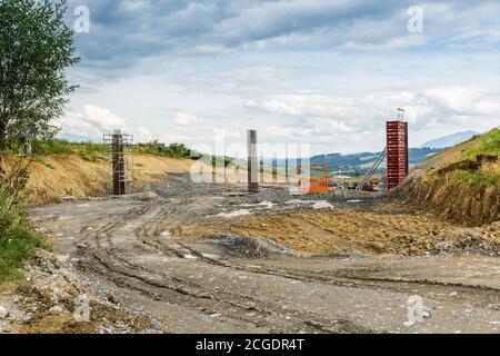 Bau von Brückenpfeilern für neue Autobahn, Slowakei. Stockfoto