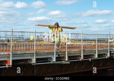 Taplow, Berkshire, Großbritannien. September 2020. Für den Umbau der M4 zu einer Smart Motorway wird weiter an der Errichtung neuer Brücken über die M4 gearbeitet. Der Bau der neuen erweiterten Brücke und Straße in Taplow kurz vor Dorney Dorf schreitet schnell voran. Quelle: Maureen McLean/Alamy Live News Stockfoto