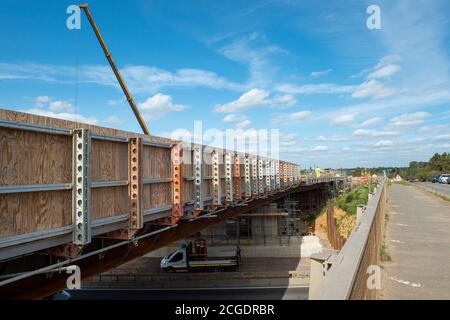 Taplow, Berkshire, Großbritannien. September 2020. Für den Umbau der M4 zu einer Smart Motorway wird weiter an der Errichtung neuer Brücken über die M4 gearbeitet. Der Bau der neuen erweiterten Brücke und Straße in Taplow kurz vor Dorney Dorf schreitet schnell voran. Quelle: Maureen McLean/Alamy Live News Stockfoto