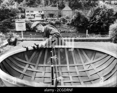 Ironbridge Coracle Maker Eustace Rogers in 1979 Bild von DAVID BAGNALL Stockfoto