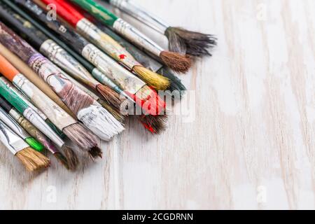 Künstler vintage Pinsel auf weißem Holz Hintergrund. Stockfoto