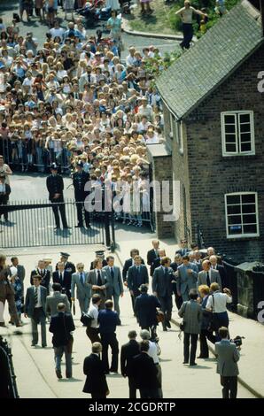 Prinz Charles ist umgeben von Medien und lokalen Würdenträgern während eines Besuchs in Ironbridge zum 200-jährigen Jubiläum der Brücke Bild von DAVID BAGNALL Stockfoto