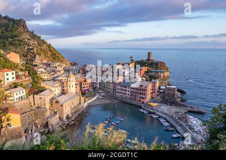 Der charmante Hafen von Manarola während des Sonnenuntergangs. Hochwertige Foto, Ligurien, Italien Stockfoto