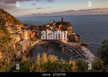 Der charmante Hafen von Manarola während des Sonnenuntergangs. Hochwertige Foto, Ligurien, Italien Stockfoto