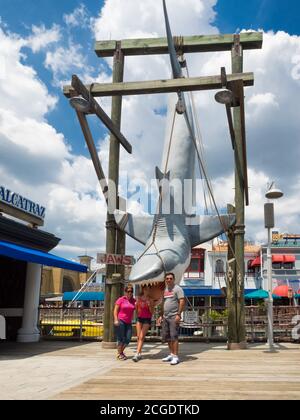 Familie posiert mit einem großen weißen Hai aus dem Film JAWS im Universal Studios Florida Themenpark Stockfoto