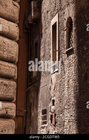 Rom, Italien - 28. Juni 2010: Alte Häuser und Mauern in einer Gasse zwischen zwei Straßen im Zentrum von Rom. Stockfoto