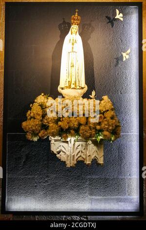 Portugal, Lissabon, Unsere Liebe Frau von Fatima in der Kathedrale von Lissabon.. Unsere Liebe Frau von Fátima ist der Name, unter dem die Jungfrau Maria aufgerufen wird, wie sie App haben würde Stockfoto