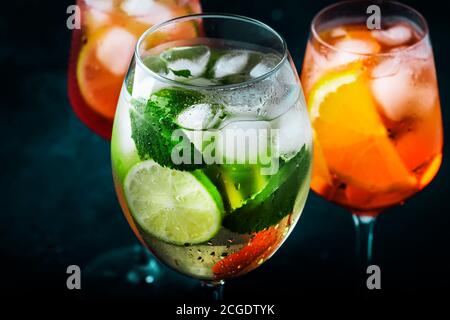 Set von italienischen alkoholischen Cocktails im Sommer, aperol Spritz, martini royale, Campari Tonic mit Bitter und Prosecco in Weingläsern. Nahaufnahme, se Stockfoto
