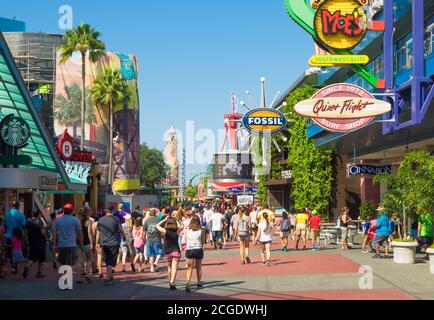 Eine Menge Besucher, die zum Eingang des laufen Universal Orlando Resort Themenparks in Florida Stockfoto