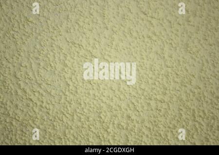 Nahaufnahme der gelb gestrichenen Wand. Hintergrund, Textur. Stockfoto