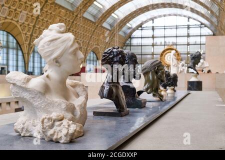 PARIS, FRANKREICH - AUGUST 1,2017 : Skulpturen im Musée d'Orsay in Paris, bekannt für seine Sammlung impressionistischer Meisterwerke Stockfoto