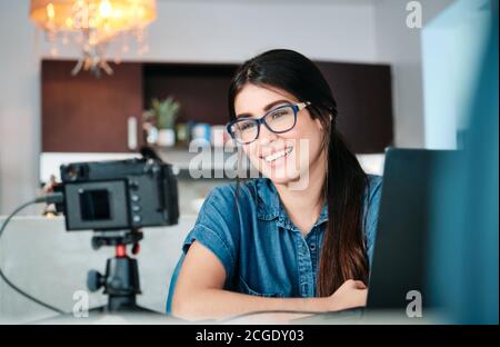 Junge Frau, Die Von Zu Hause Aus Business Web-Konferenz Stockfoto